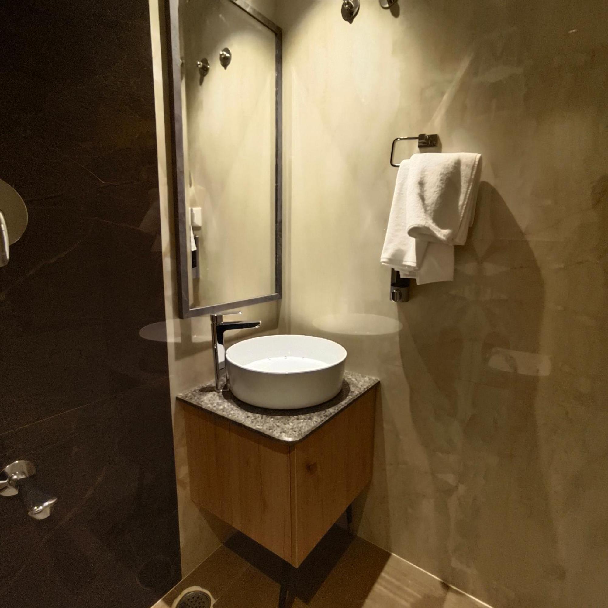 Olive Hotel Le Opera By Embassy Group Bangalore Exteriör bild