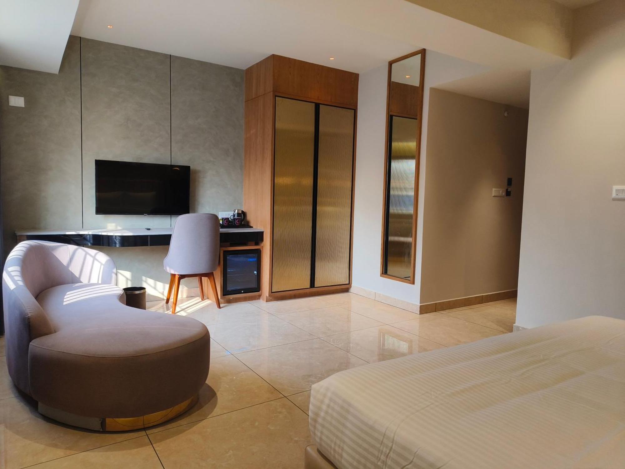 Olive Hotel Le Opera By Embassy Group Bangalore Exteriör bild